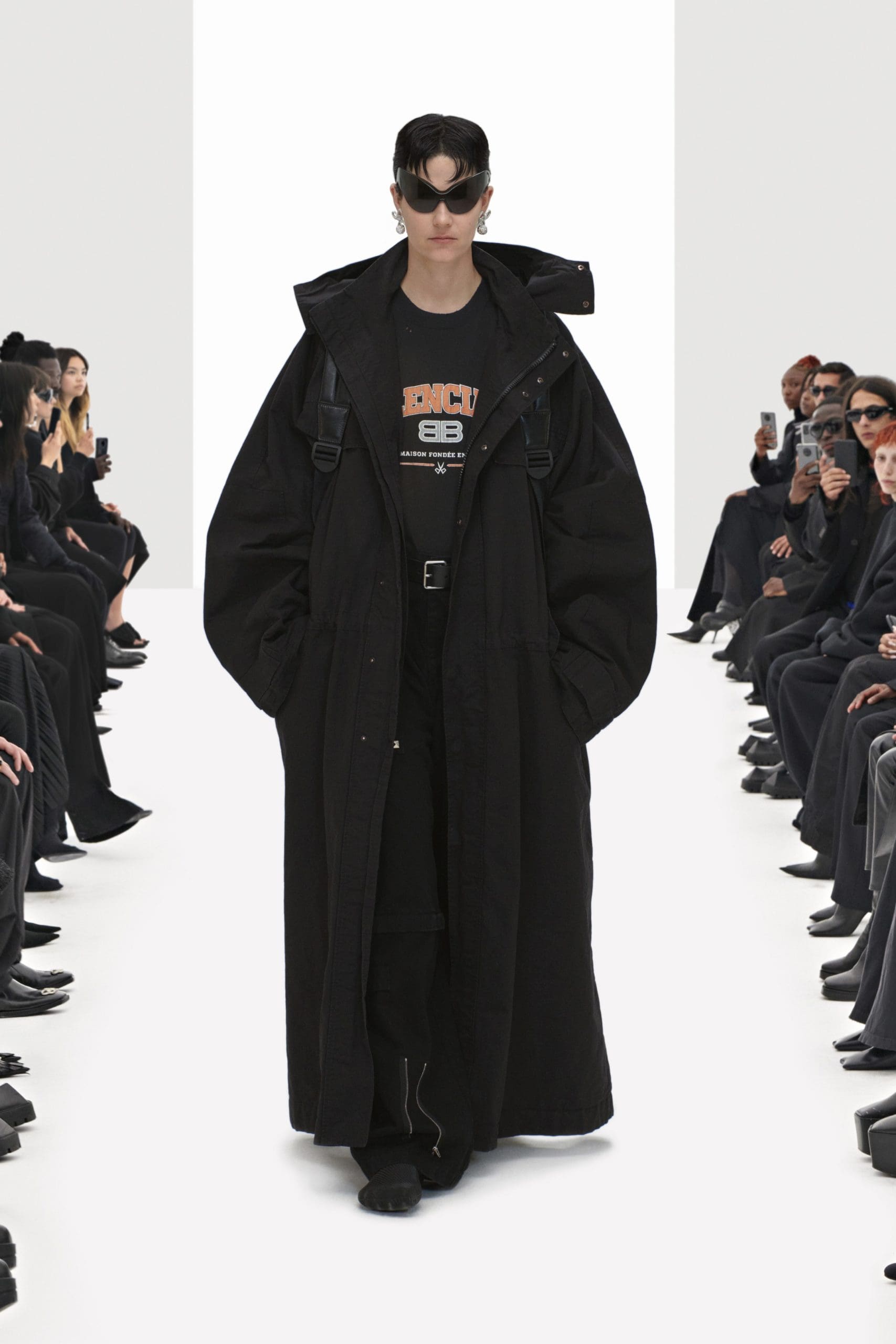 Balenciaga Klone Frühling Sommer 2022 von RUNWAY MAGAZIN