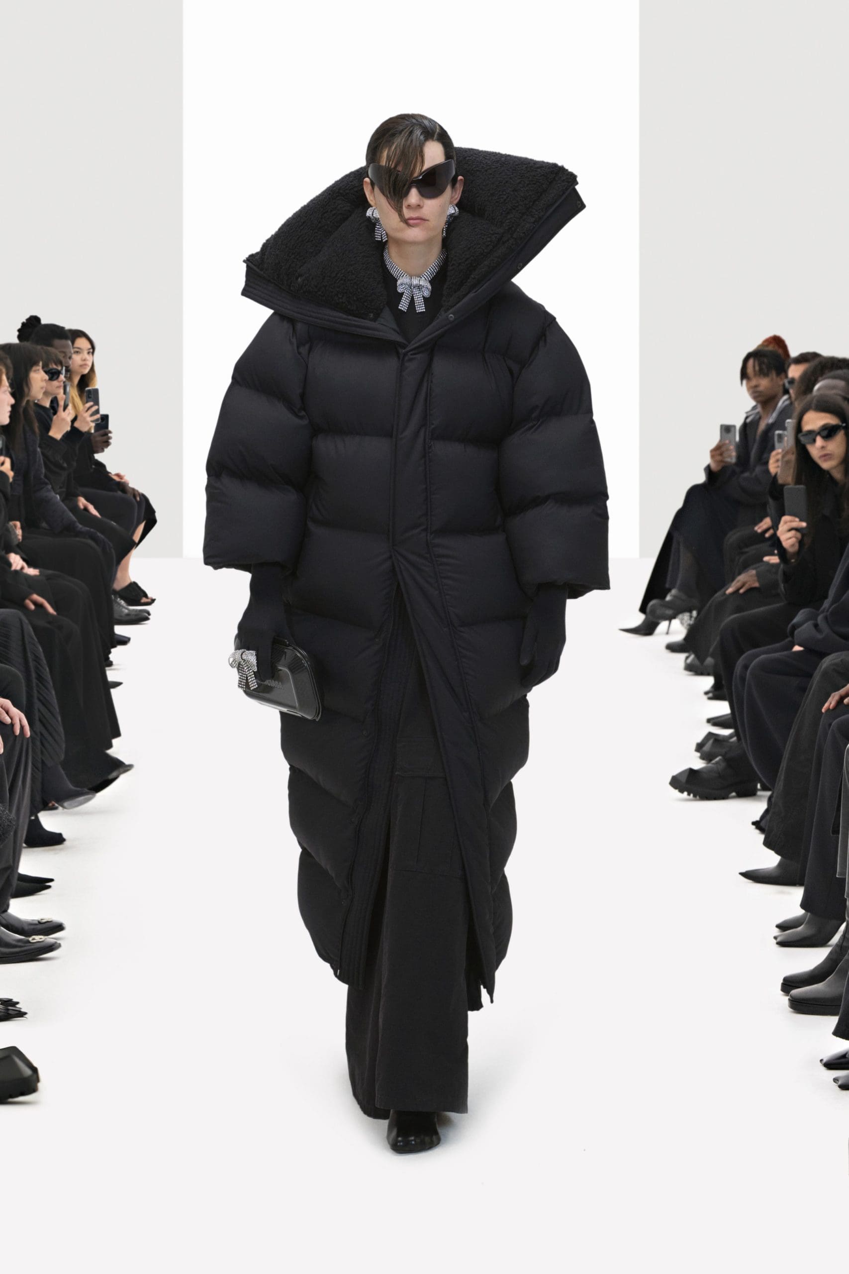 Balenciaga Klone Frühling Sommer 2022 von RUNWAY MAGAZIN
