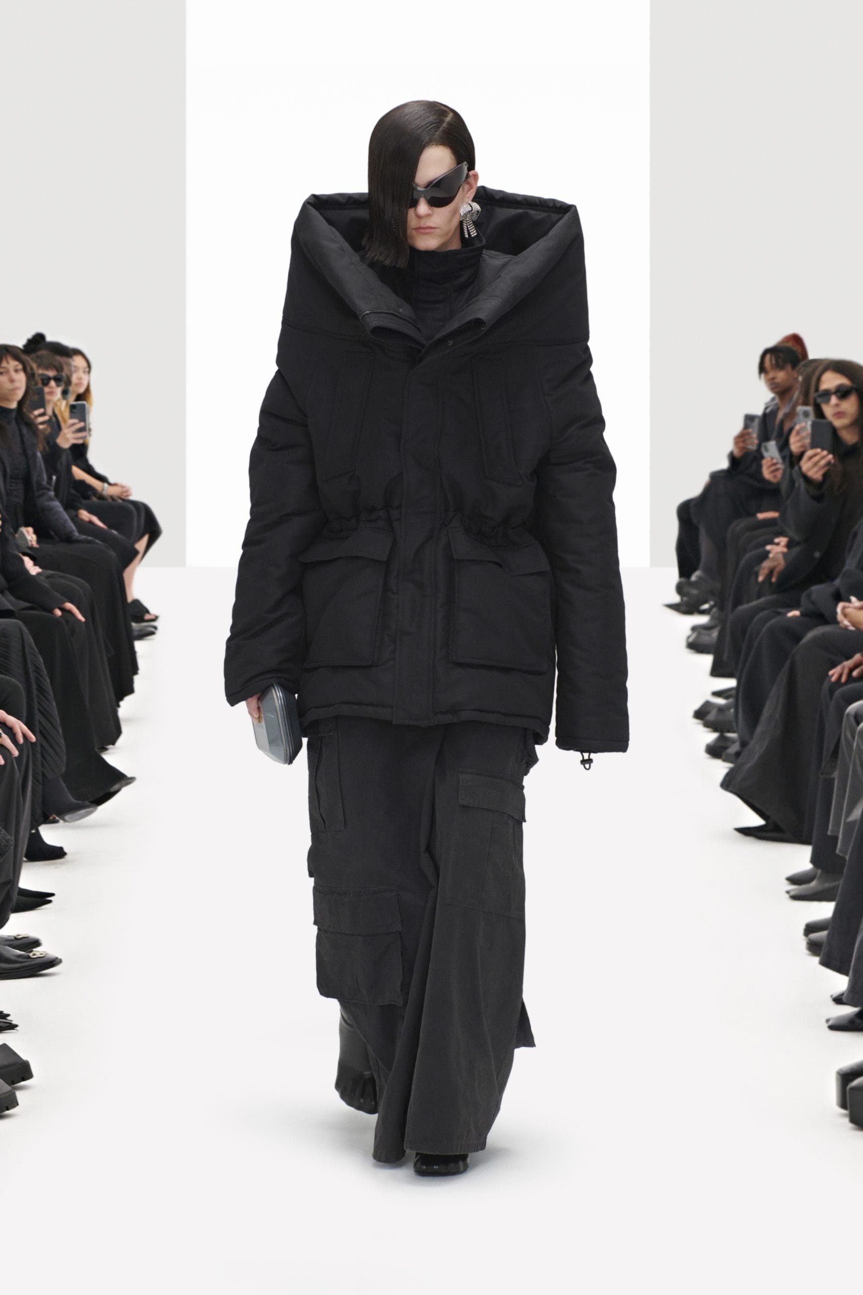 Balenciaga Klone Frühling Sommer 2022 von RUNWAY MAGAZIN