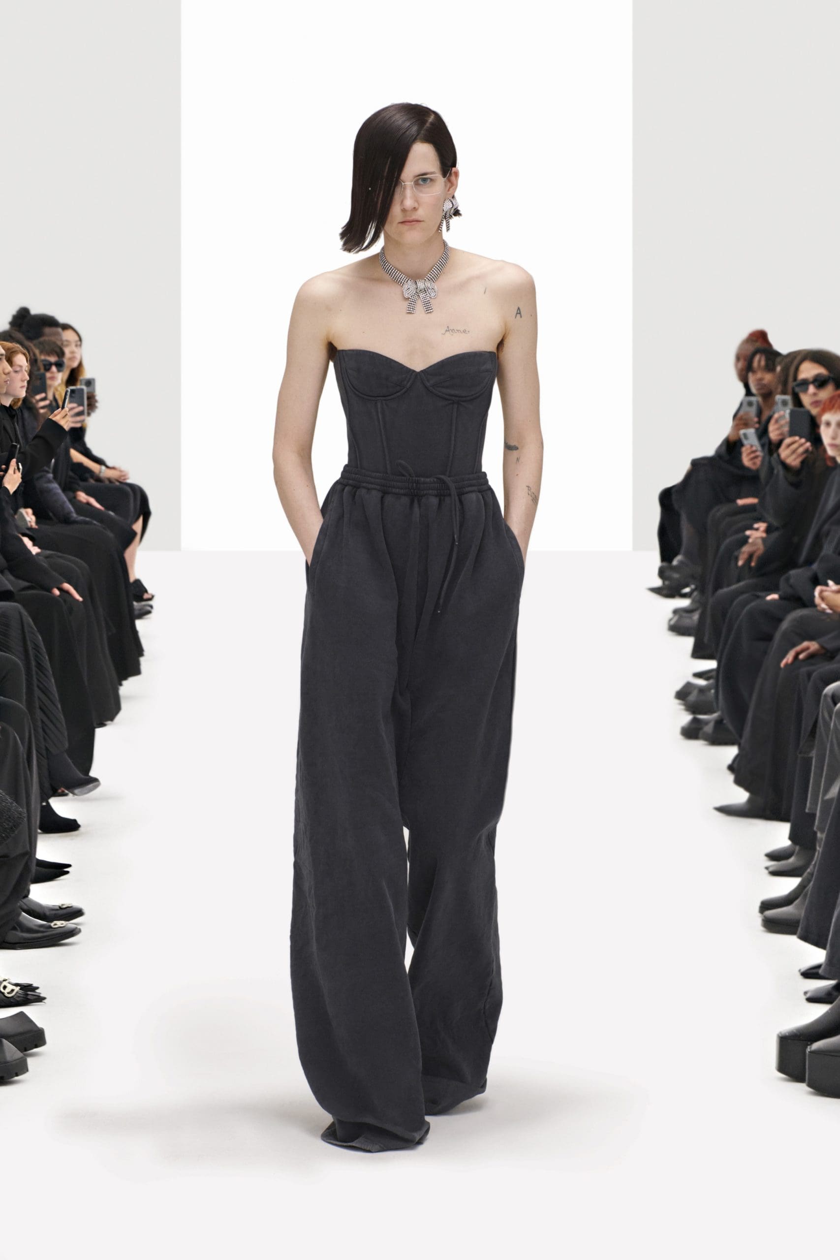 Balenciaga Klone Frühling Sommer 2022 von RUNWAY MAGAZIN