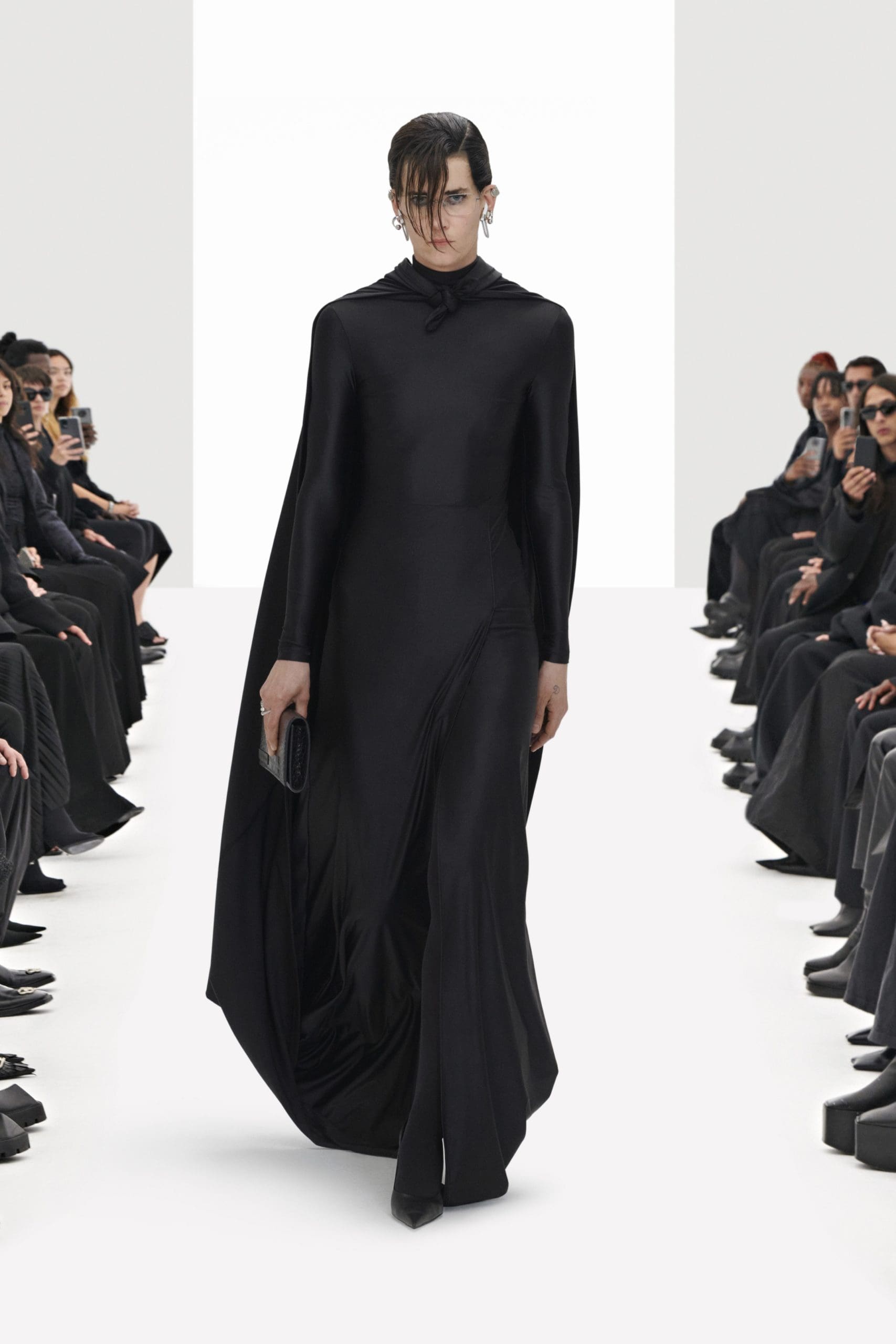 Balenciaga Klone Frühling Sommer 2022 von RUNWAY MAGAZIN
