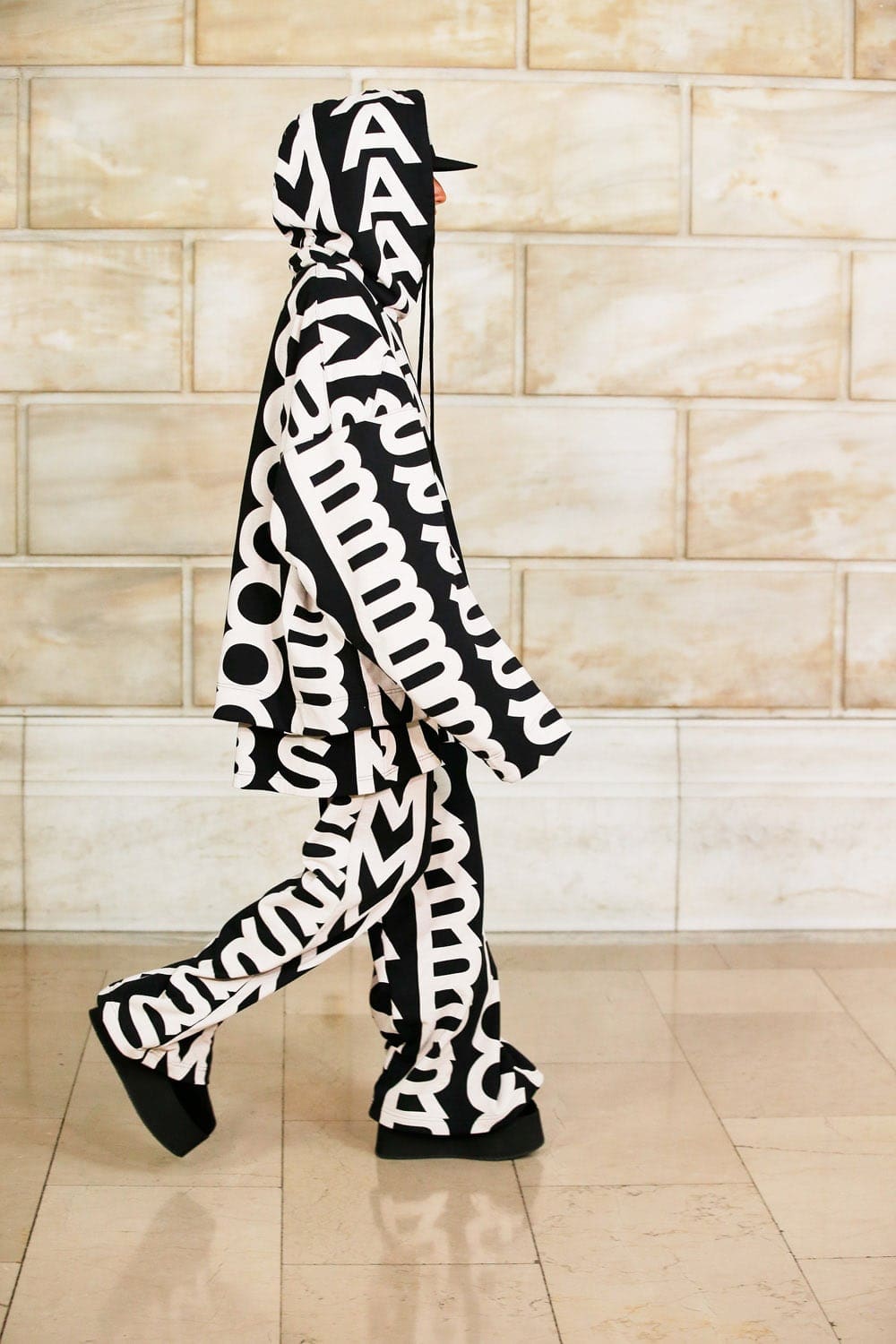 Marc Jacobs Automne Hiver 2021-2022 par RUNWAY MAGAZINE