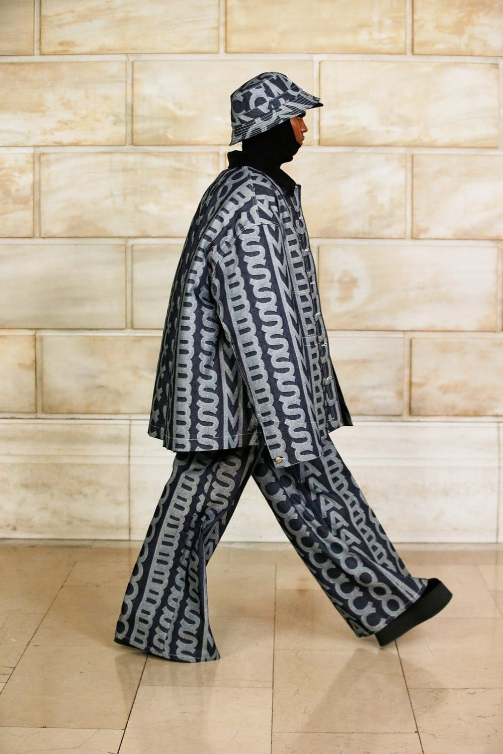 Marc Jacobs Automne Hiver 2021-2022 par RUNWAY MAGAZINE