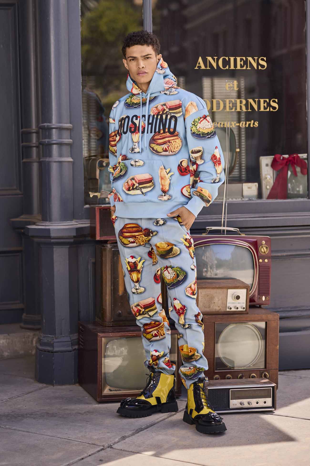 Moschino Spring Summer 2022 Men et Moschino Cruise 2022 Resort by RUNWAY MAGAZINE