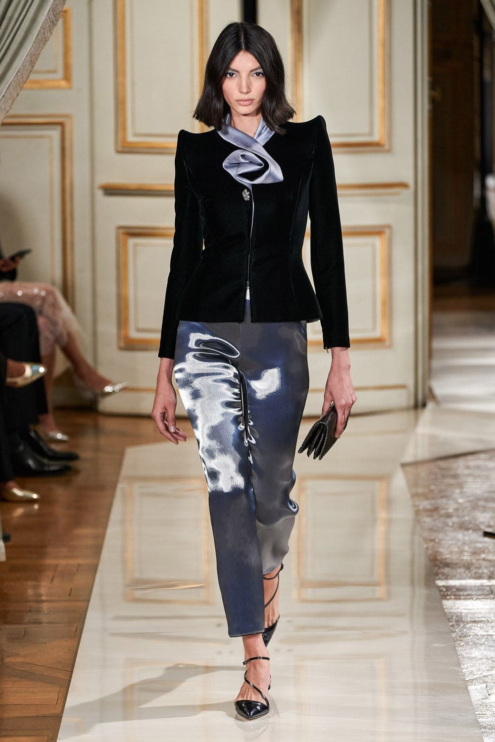 Giorgio Armani Privé Haute Couture Outono Inverno 2021-2022 por RUNWAY MAGAZINE