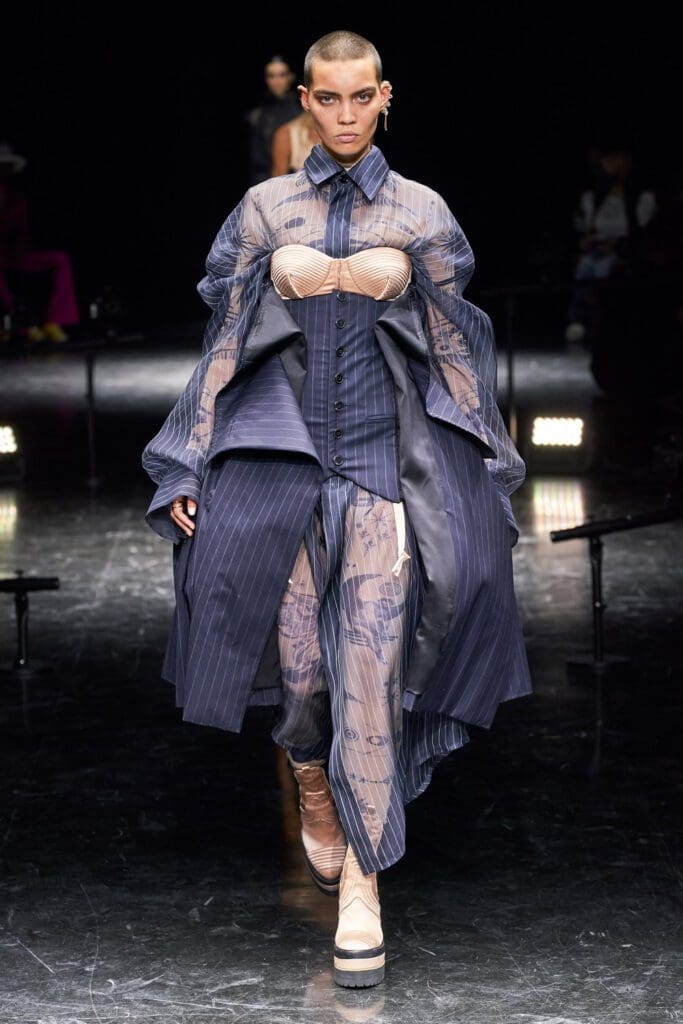 Jean Paul Gaultier x Sacai's Chitose Abe Couture Autunno Inverno 2021-2022 di RUNWAY MAGAZINE