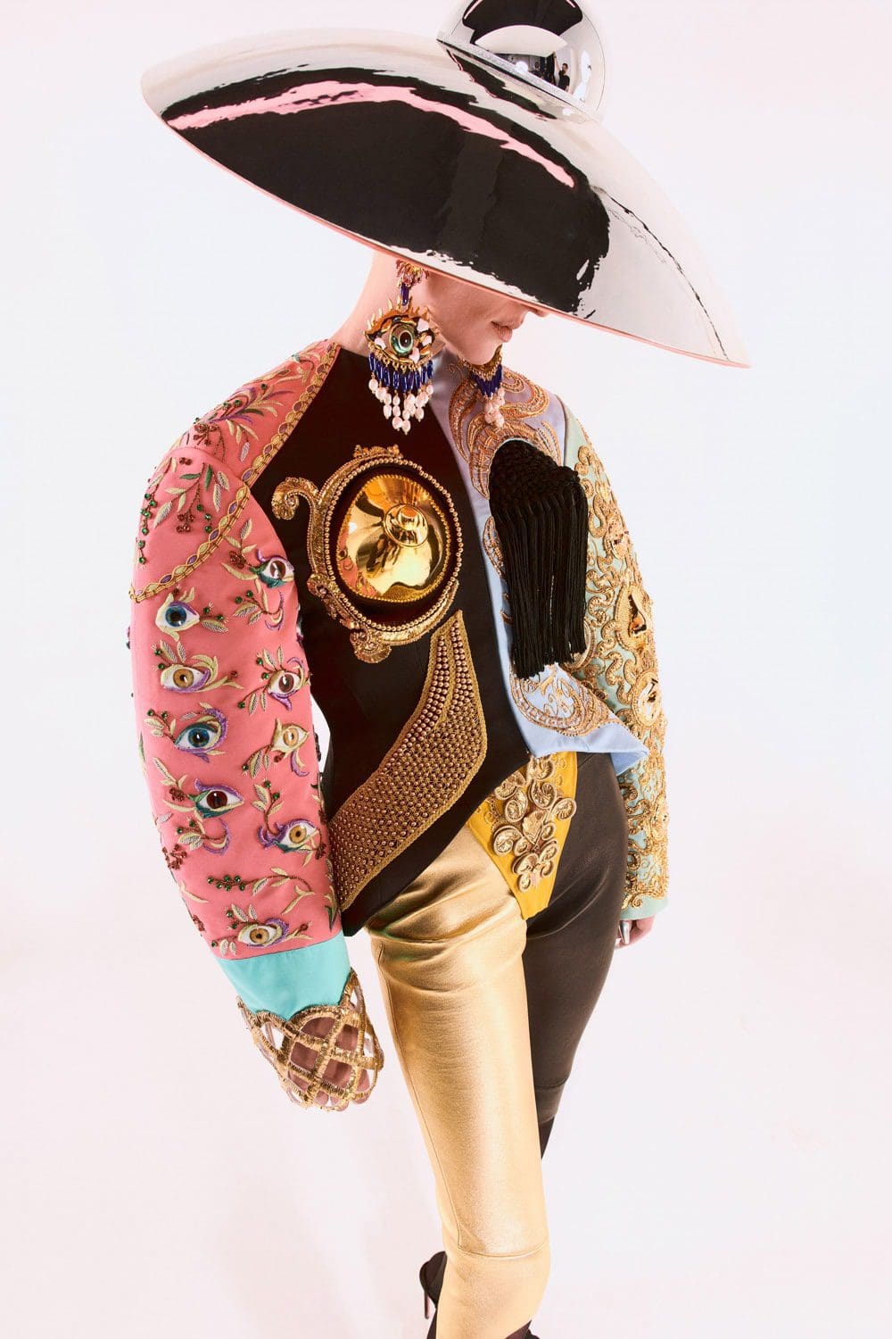 Schiaparelli Haute Couture Automne Hiver 2021-2022 par RUNWAY MAGAZINE