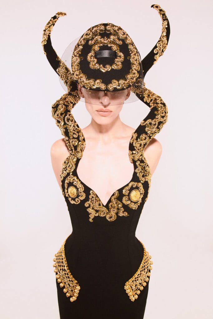 Schiaparelli Haute Couture Autunno Inverno 2021-2022 by RUNWAY MAGAZINE