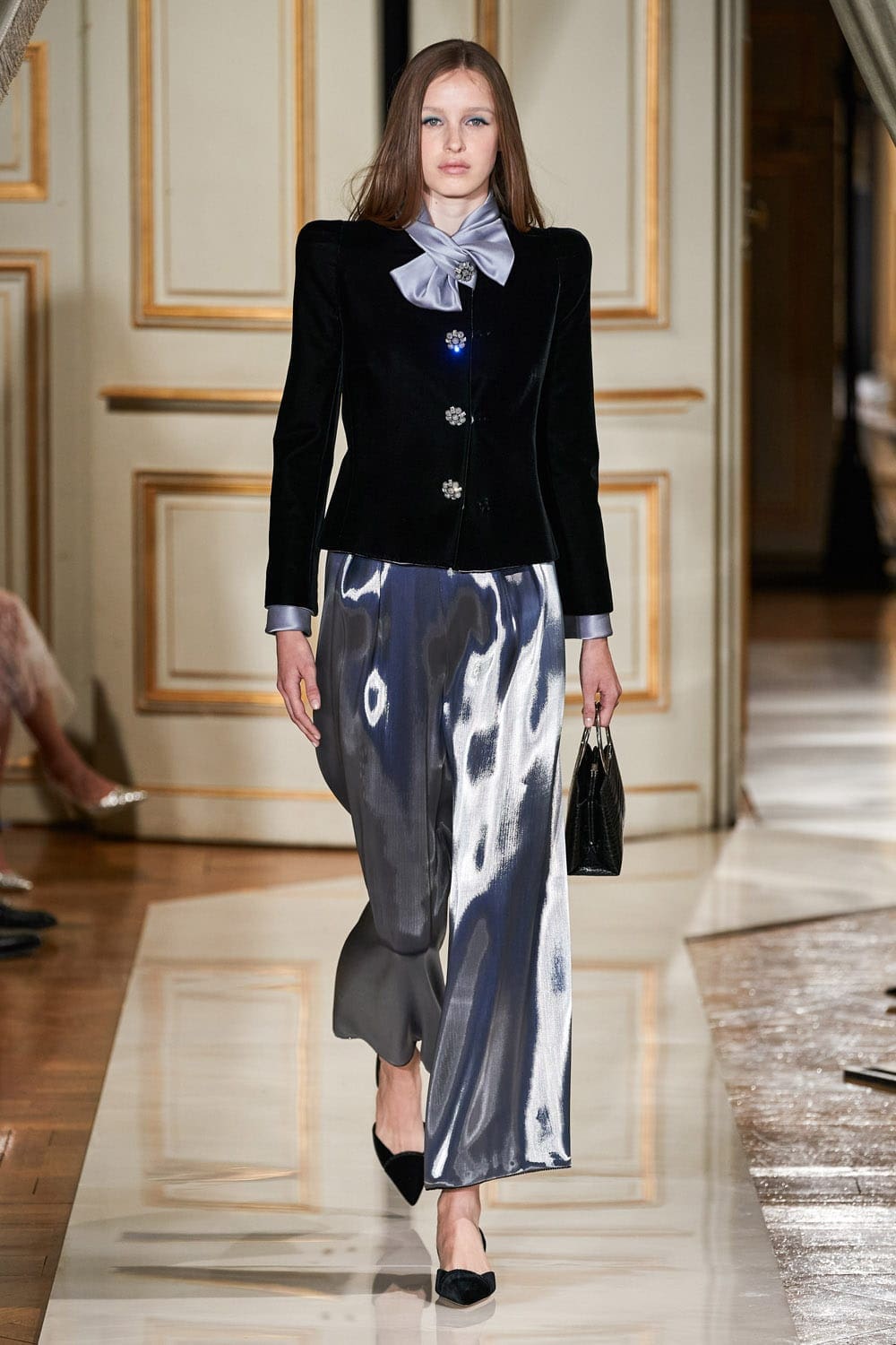 Giorgio Armani Privé Haute Couture Outono Inverno 2021-2022 por RUNWAY MAGAZINE