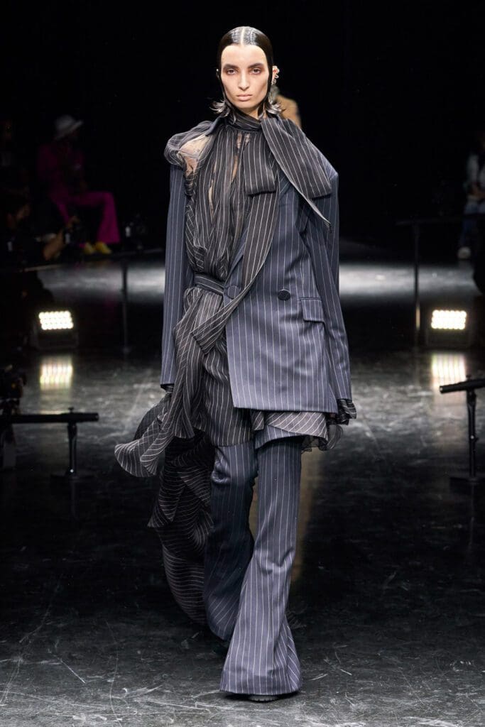 Jean Paul Gaultier x Sacai's Chitose Abe Couture Autunno Inverno 2021-2022 di RUNWAY MAGAZINE