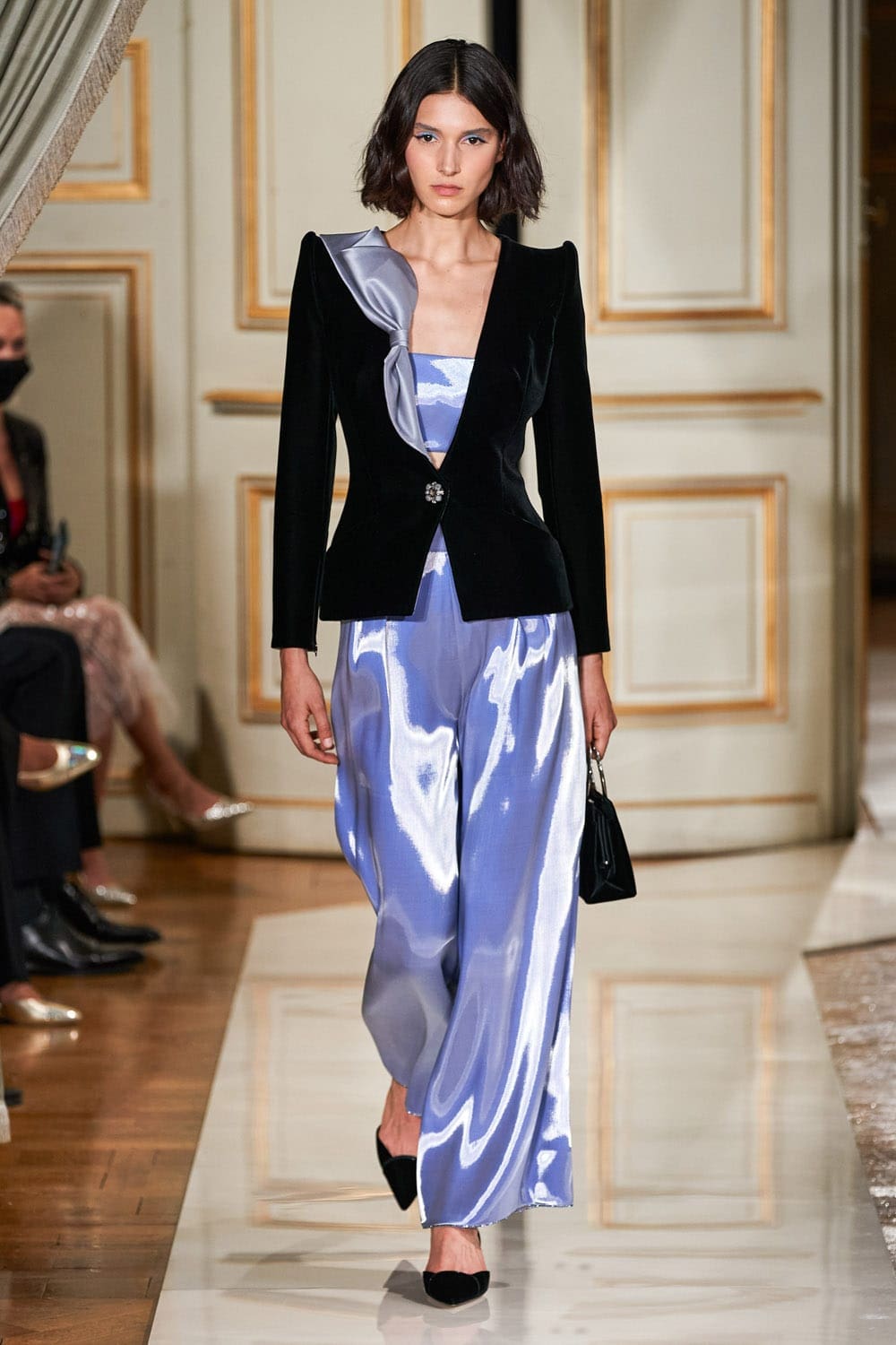 Giorgio Armani Privé Haute Couture Outono Inverno 2021-2022 por RUNWAY MAGAZINE
