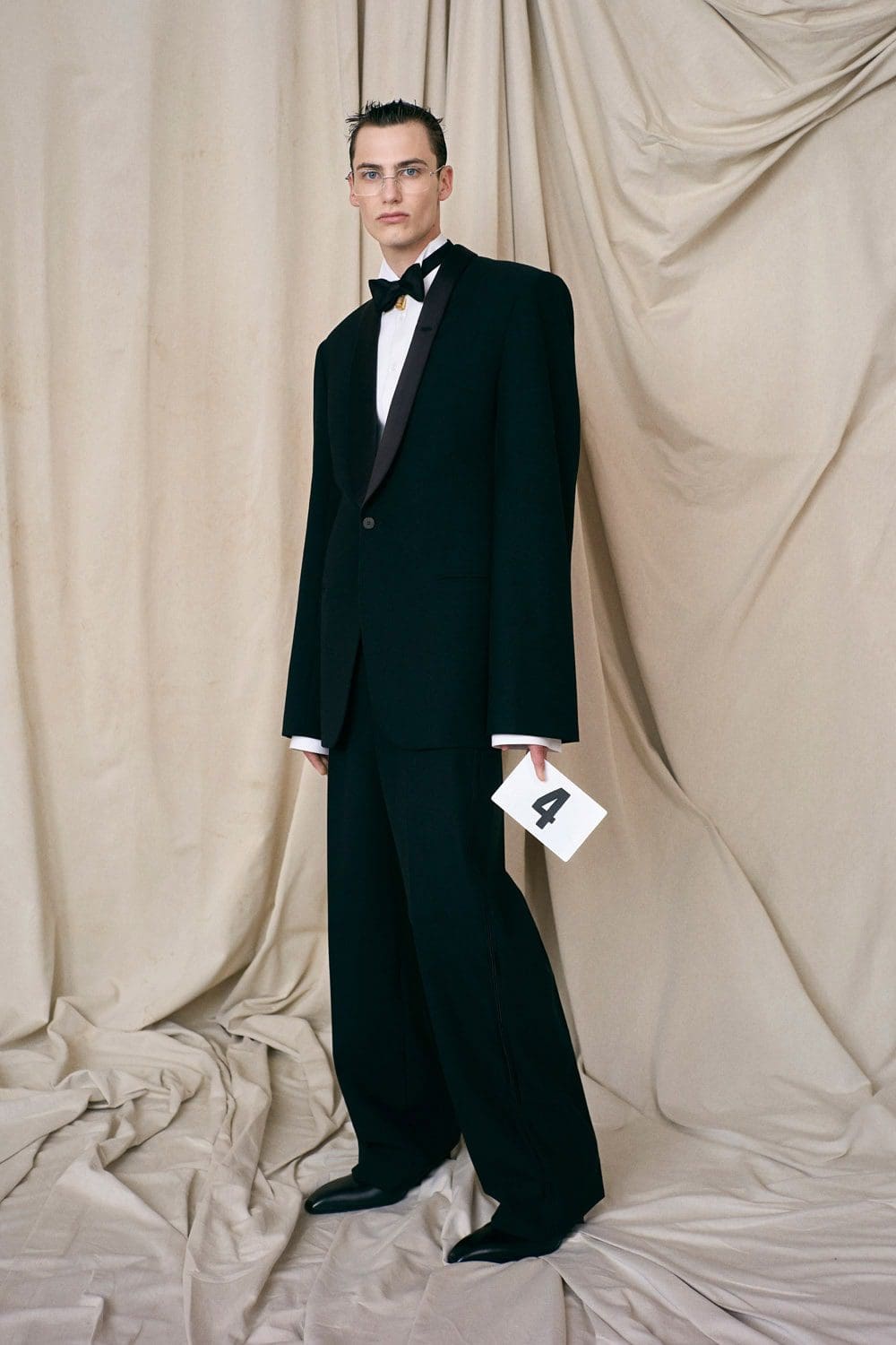 Balenciaga Haute Couture Autunno Inverno 2021-2022 by RUNWAY MAGAZINE