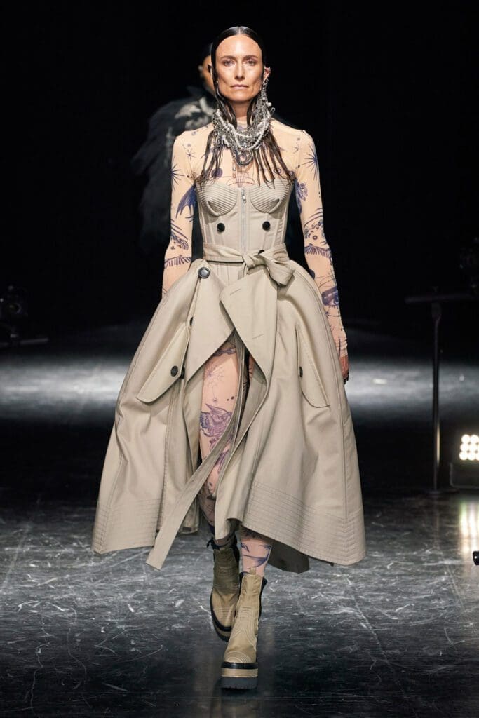 Jean Paul Gaultier x Sacai's Chitose Abe Couture Autunno Inverno 2021-2022 di RUNWAY MAGAZINE