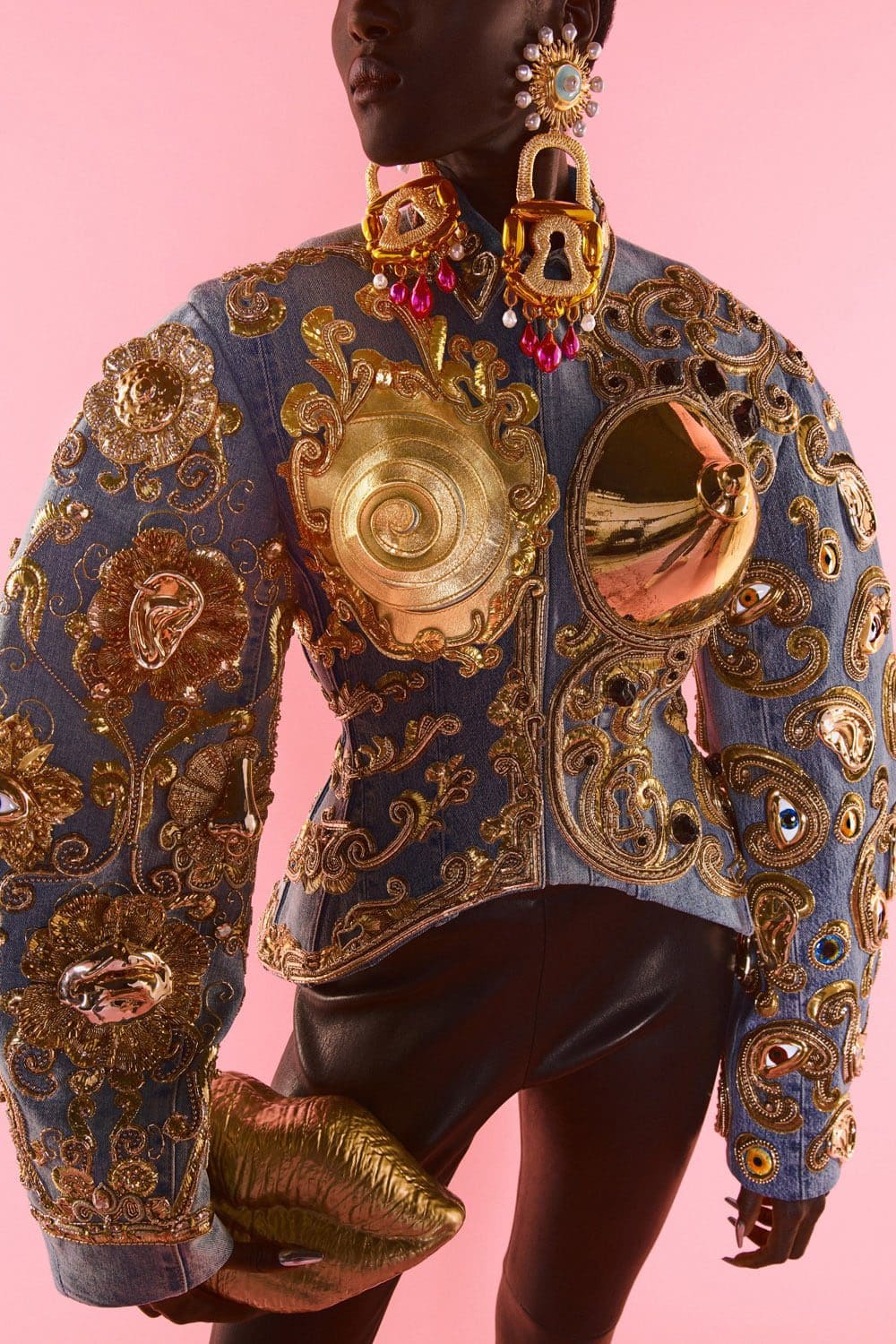 Schiaparelli Haute Couture Automne Hiver 2021-2022 par RUNWAY MAGAZINE