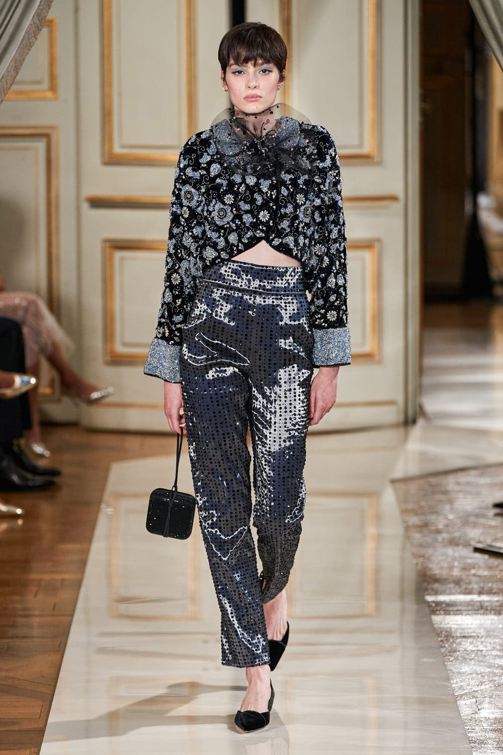 Giorgio Armani Privé Haute Couture Outono Inverno 2021-2022 por RUNWAY MAGAZINE