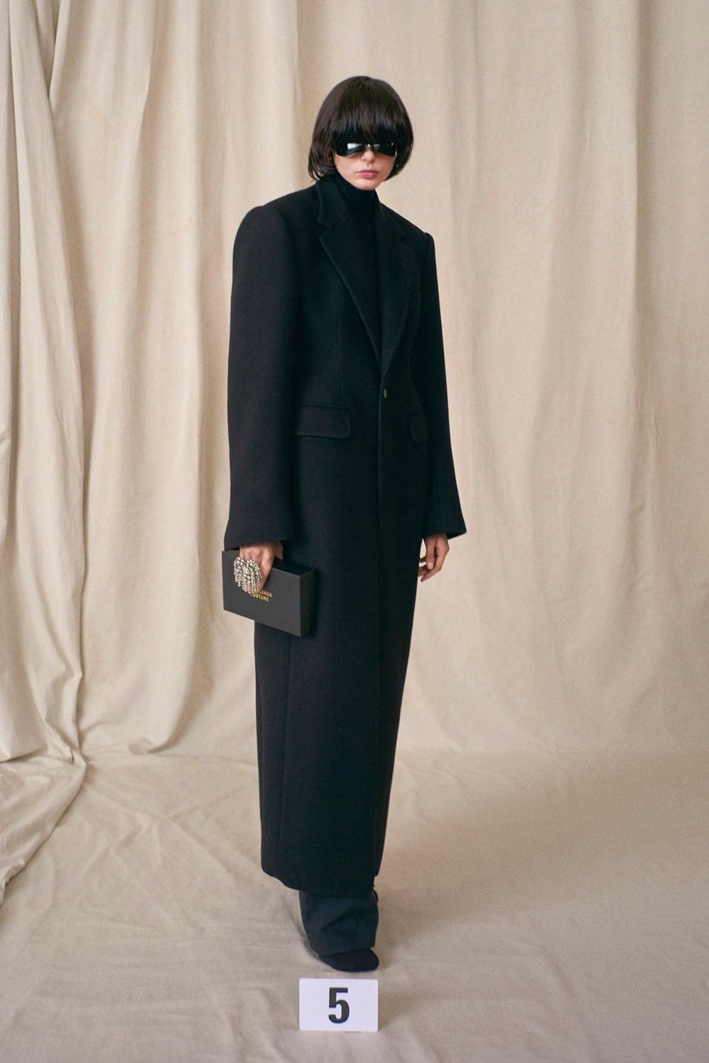 Balenciaga Haute Couture Autunno Inverno 2021-2022 by RUNWAY MAGAZINE