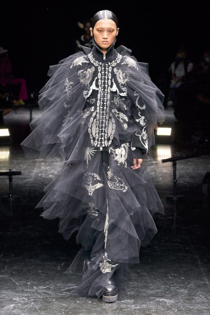 Jean Paul Gaultier x Sacai's Chitose Abe Couture Autunno Inverno 2021-2022 di RUNWAY MAGAZINE