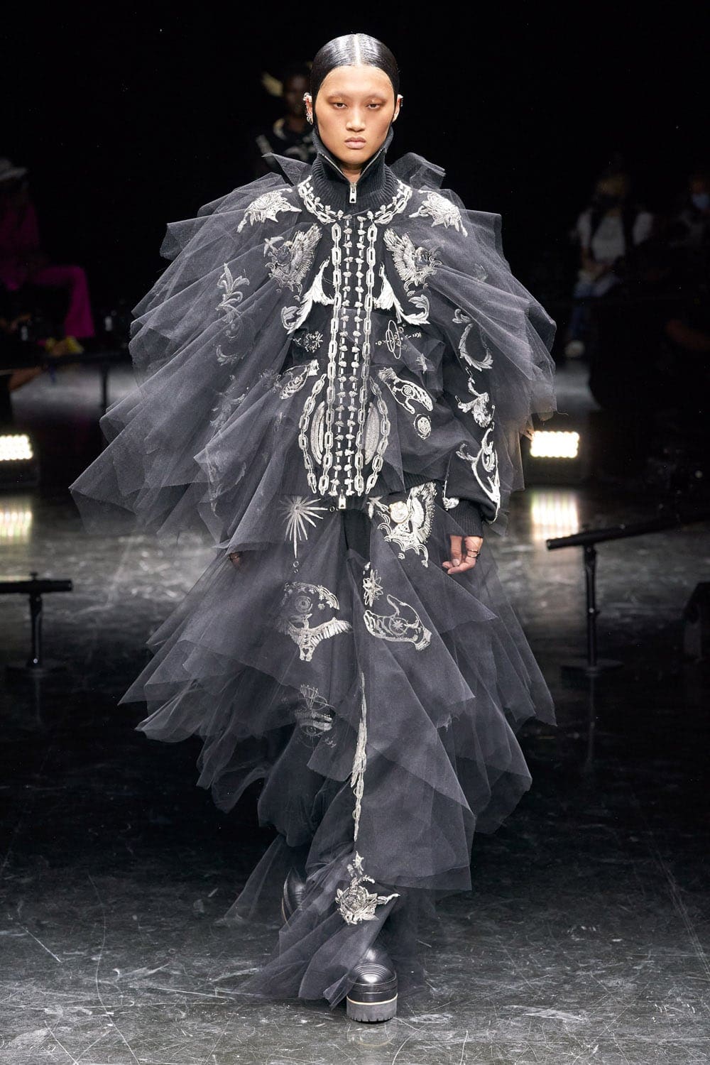 Jean Paul Gaultier x Sacai 的 Chitose Abe Couture 2021-2022 秋冬系列 RUNWAY 杂志