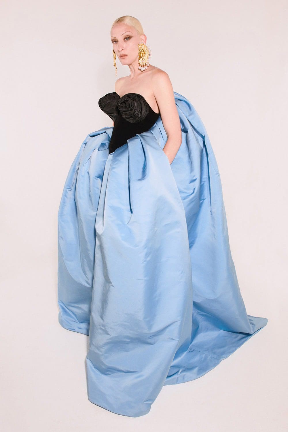 Schiaparelli Haute Couture Automne Hiver 2021-2022 par RUNWAY MAGAZINE