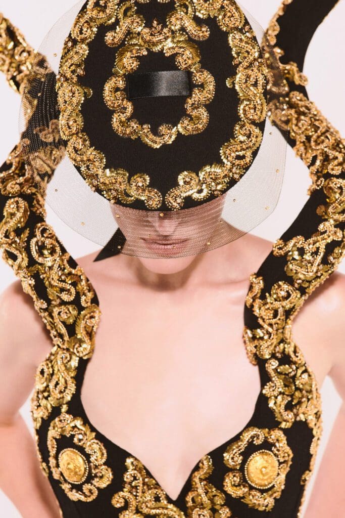 Schiaparelli Haute Couture Autunno Inverno 2021-2022 by RUNWAY MAGAZINE