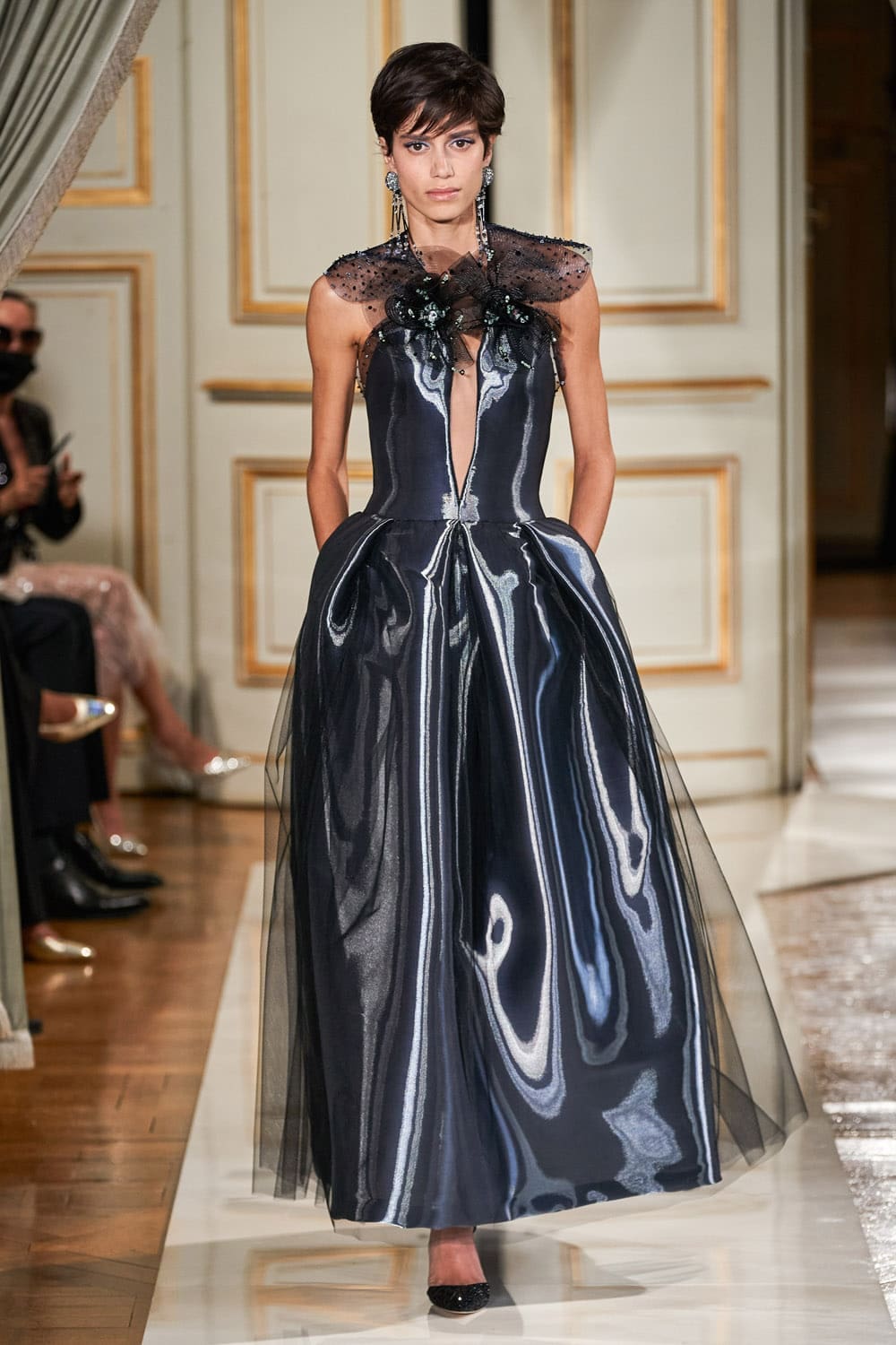 Giorgio Armani Privé Haute Couture Outono Inverno 2021-2022 por RUNWAY MAGAZINE