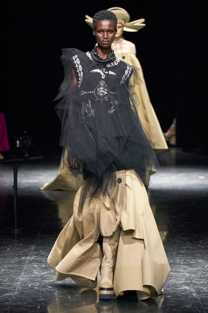 Jean Paul Gaultier x Sacai's Chitose Abe Couture Autunno Inverno 2021-2022 di RUNWAY MAGAZINE