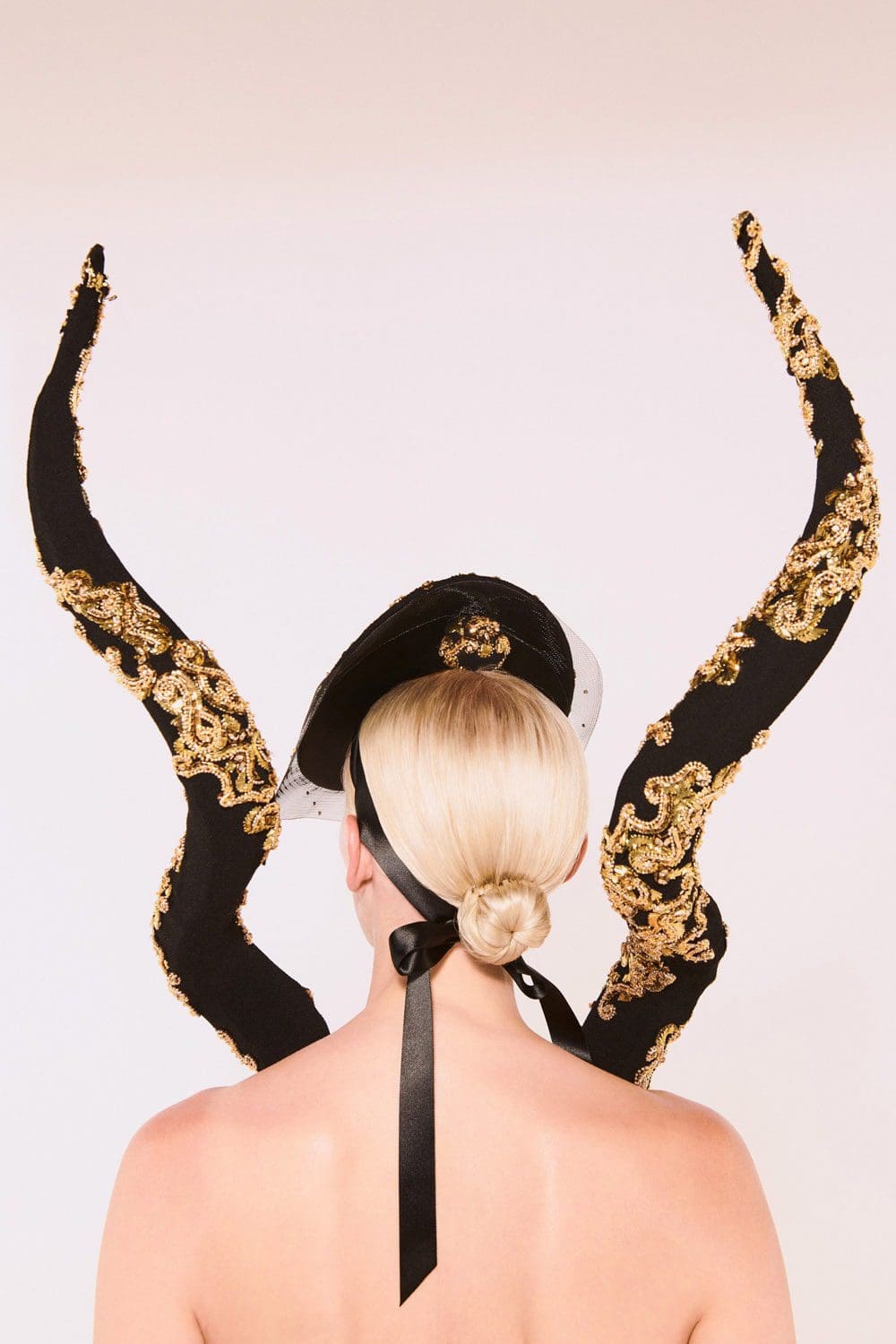 Schiaparelli Haute Couture Automne Hiver 2021-2022 par RUNWAY MAGAZINE