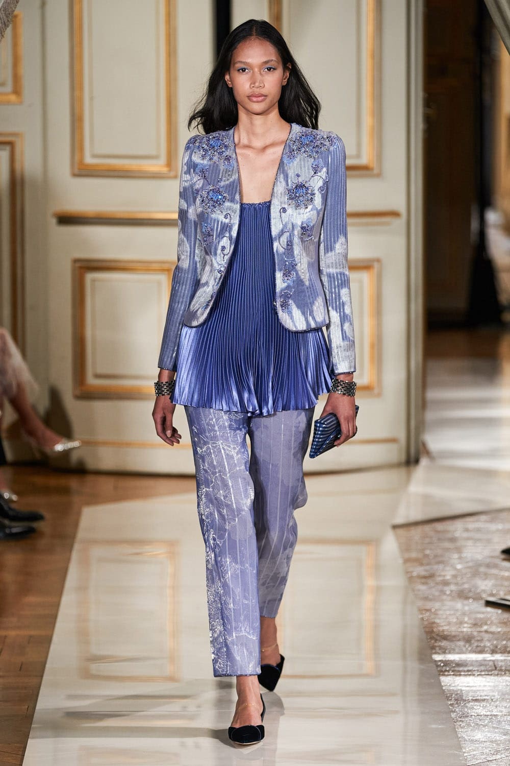 Giorgio Armani Privé Haute Couture Outono Inverno 2021-2022 por RUNWAY MAGAZINE