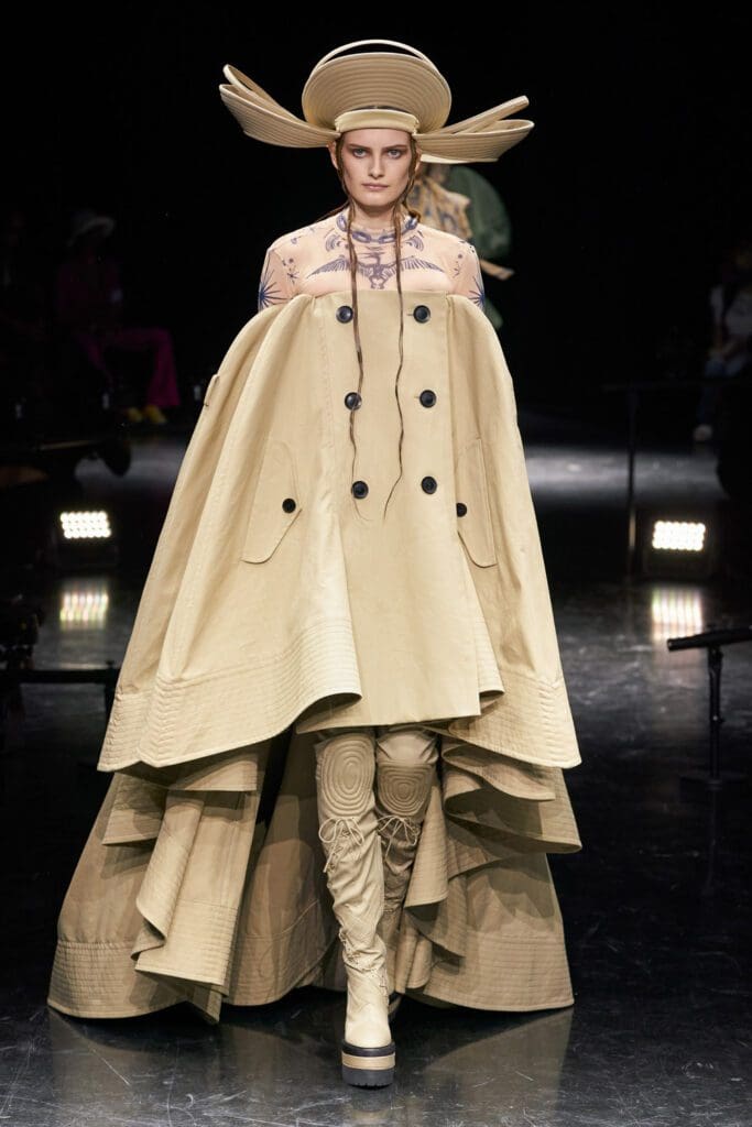 Jean Paul Gaultier x Sacai's Chitose Abe Couture Autunno Inverno 2021-2022 di RUNWAY MAGAZINE