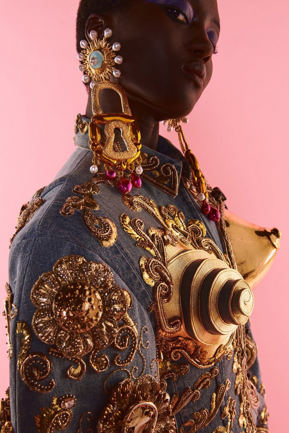 Schiaparelli Haute Couture Automne Hiver 2021-2022 par RUNWAY MAGAZINE