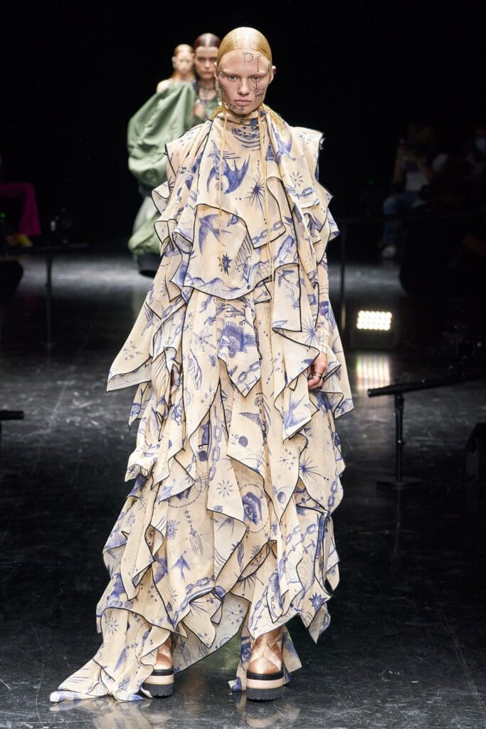 Jean Paul Gaultier x Sacai's Chitose Abe Couture Autunno Inverno 2021-2022 di RUNWAY MAGAZINE