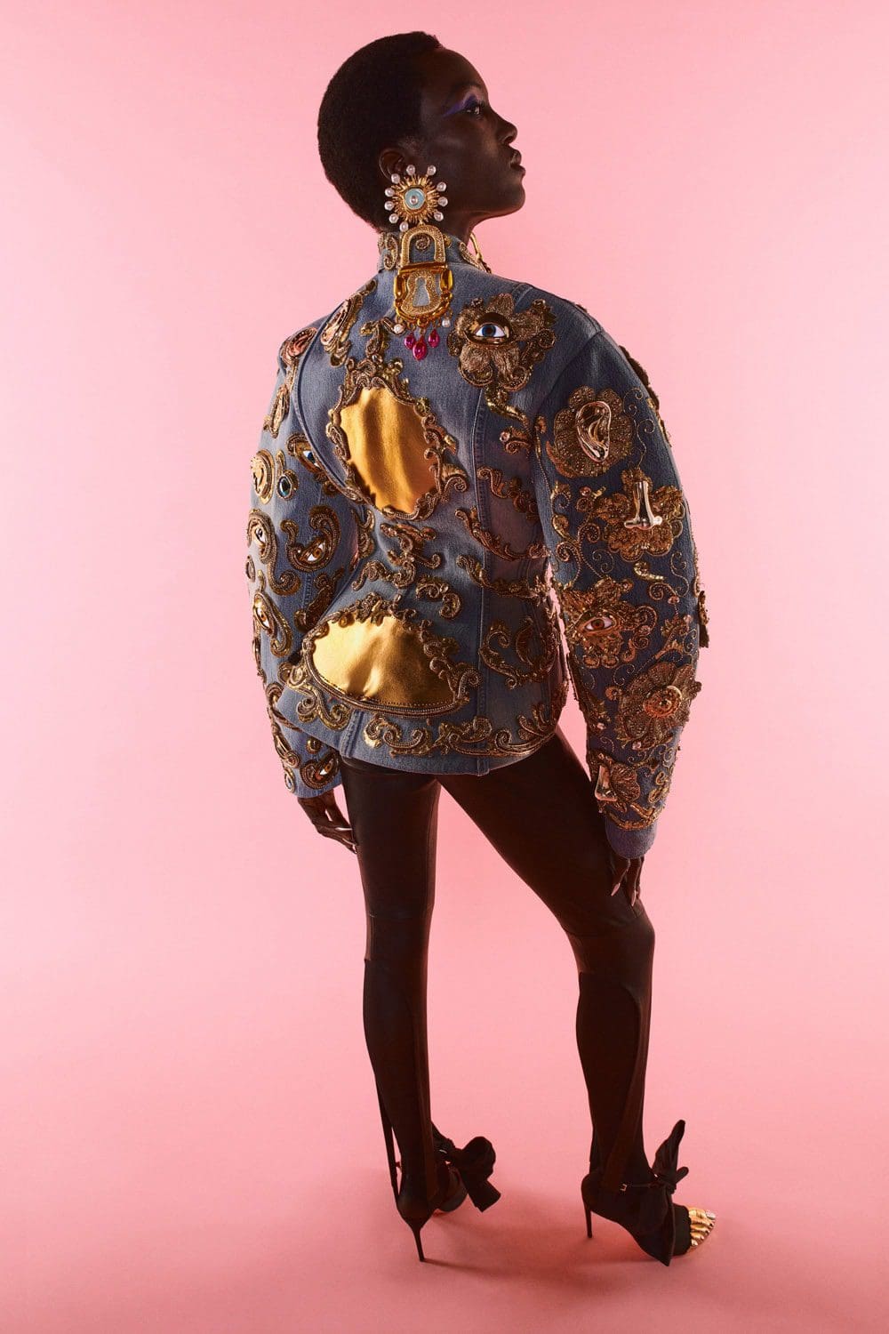 Schiaparelli Haute Couture Automne Hiver 2021-2022 par RUNWAY MAGAZINE