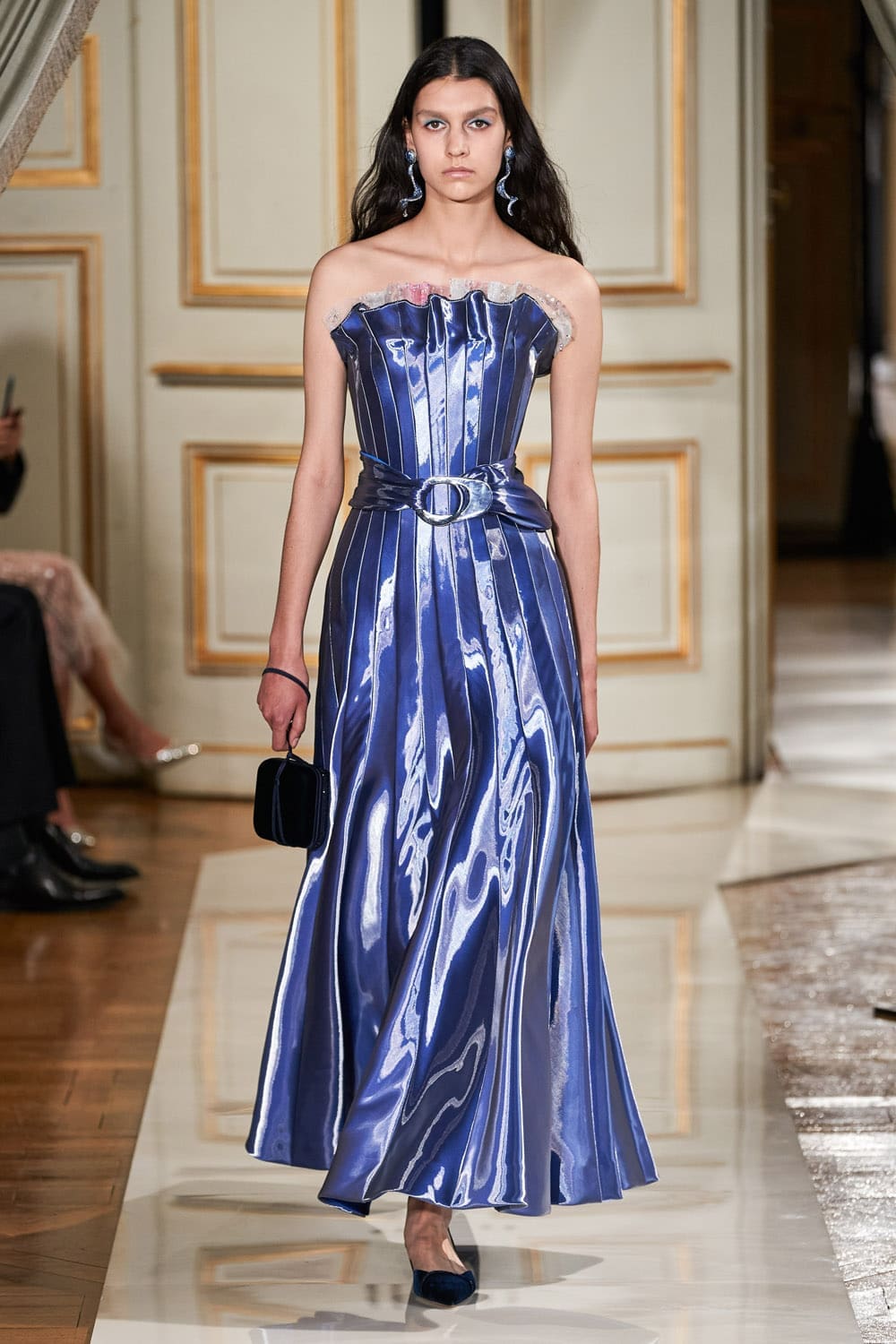 Giorgio Armani Privé Haute Couture Outono Inverno 2021-2022 por RUNWAY MAGAZINE