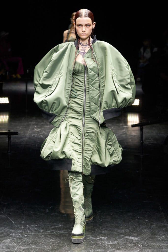 Jean Paul Gaultier x Sacai's Chitose Abe Couture Autunno Inverno 2021-2022 di RUNWAY MAGAZINE