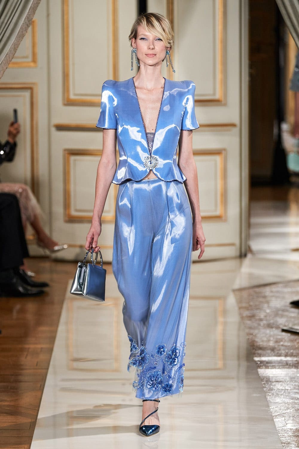 Giorgio Armani Privé Haute Couture Outono Inverno 2021-2022 por RUNWAY MAGAZINE