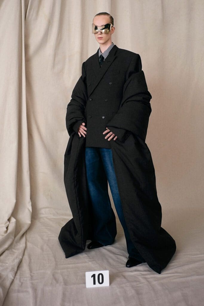 Balenciaga Haute Couture Fall Winter 2021-2022 by RUNWAY MAGAZINE