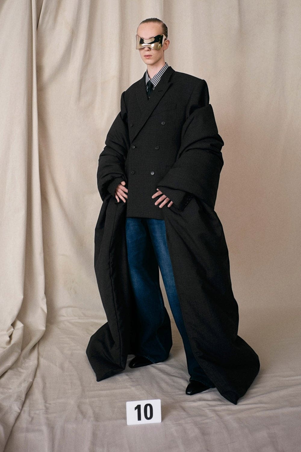Balenciaga Haute Couture Autunno Inverno 2021-2022 by RUNWAY MAGAZINE