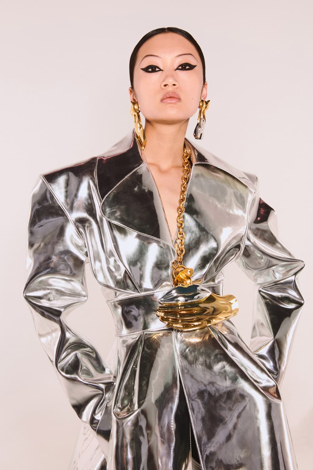 Schiaparelli Haute Couture Automne Hiver 2021-2022 par RUNWAY MAGAZINE