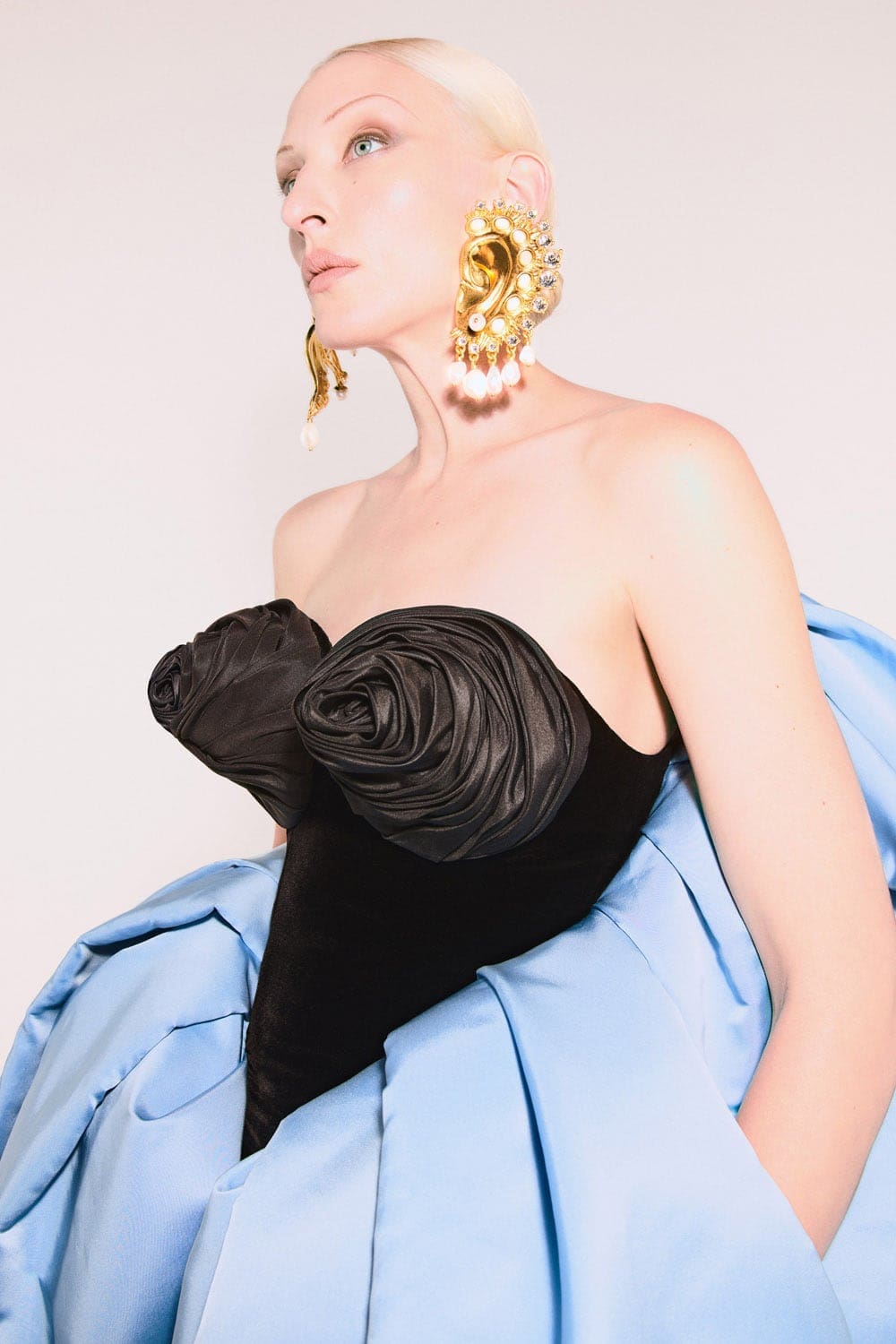 Schiaparelli Haute Couture Automne Hiver 2021-2022 par RUNWAY MAGAZINE