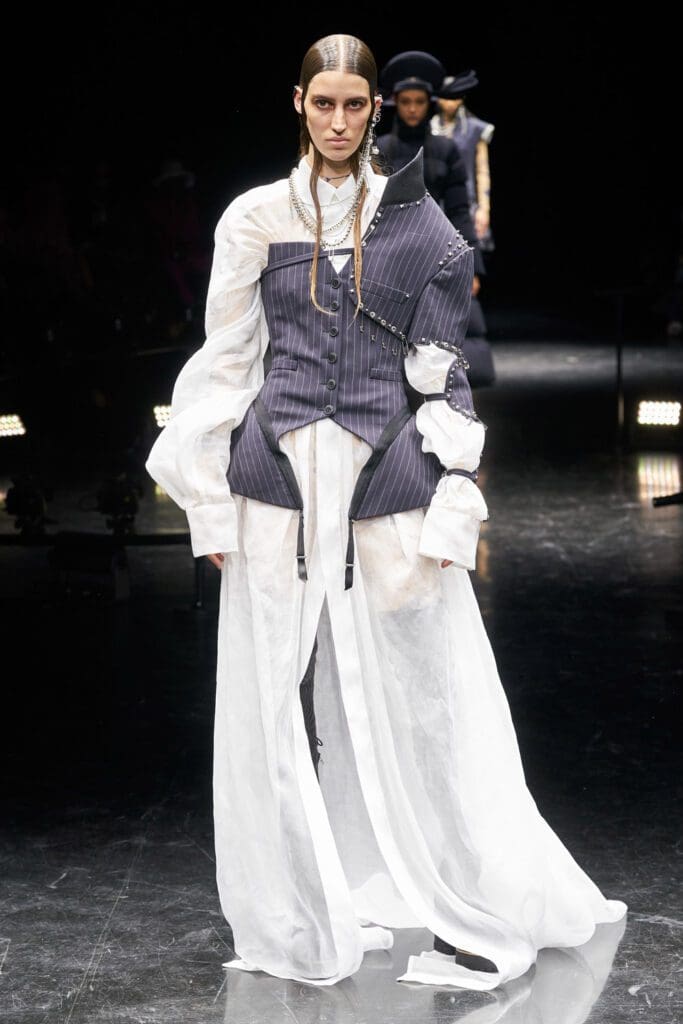 Jean Paul Gaultier x Sacai's Chitose Abe Couture Autunno Inverno 2021-2022 di RUNWAY MAGAZINE