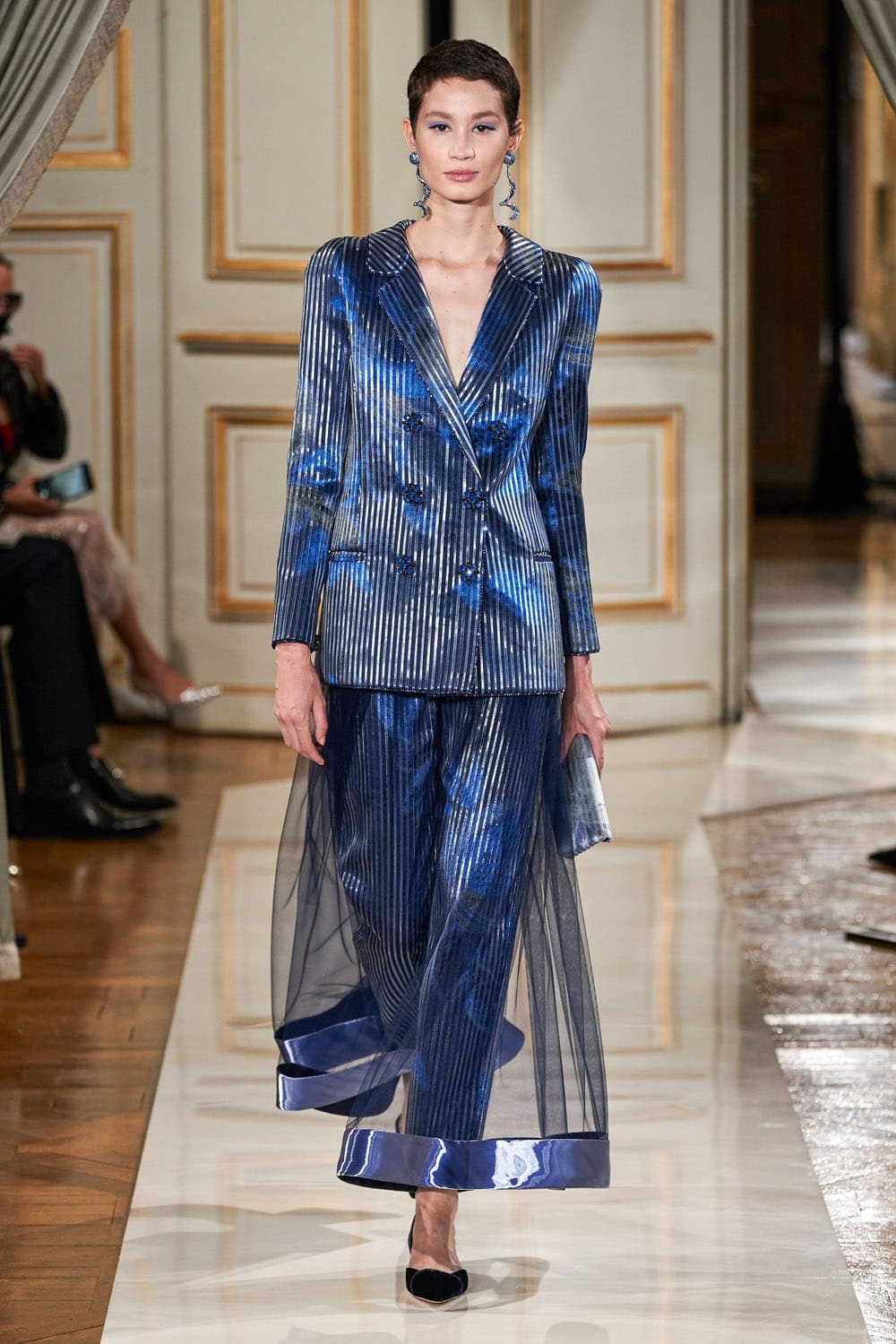 Giorgio Armani Privé Haute Couture Outono Inverno 2021-2022 por RUNWAY MAGAZINE