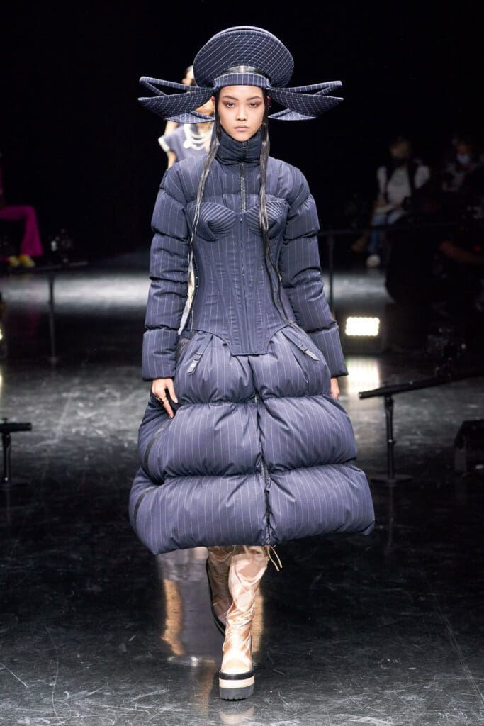 Jean Paul Gaultier x Sacai's Chitose Abe Couture Autunno Inverno 2021-2022 di RUNWAY MAGAZINE