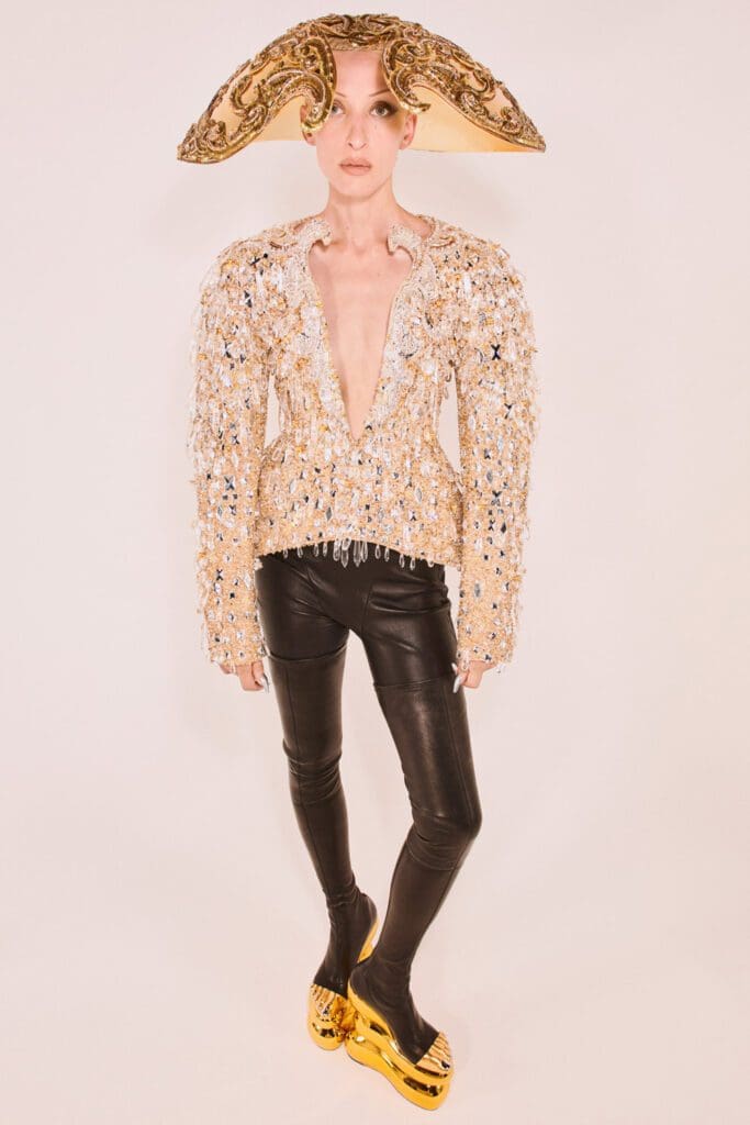 Schiaparelli Haute Couture Autunno Inverno 2021-2022 by RUNWAY MAGAZINE