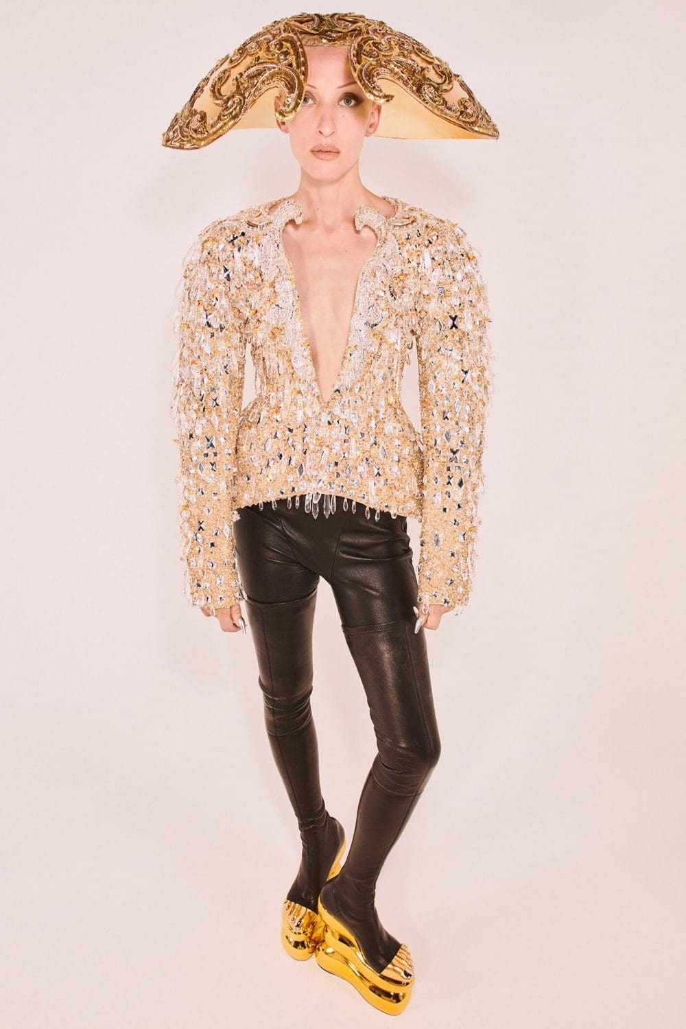 Schiaparelli Haute Couture Automne Hiver 2021-2022 par RUNWAY MAGAZINE
