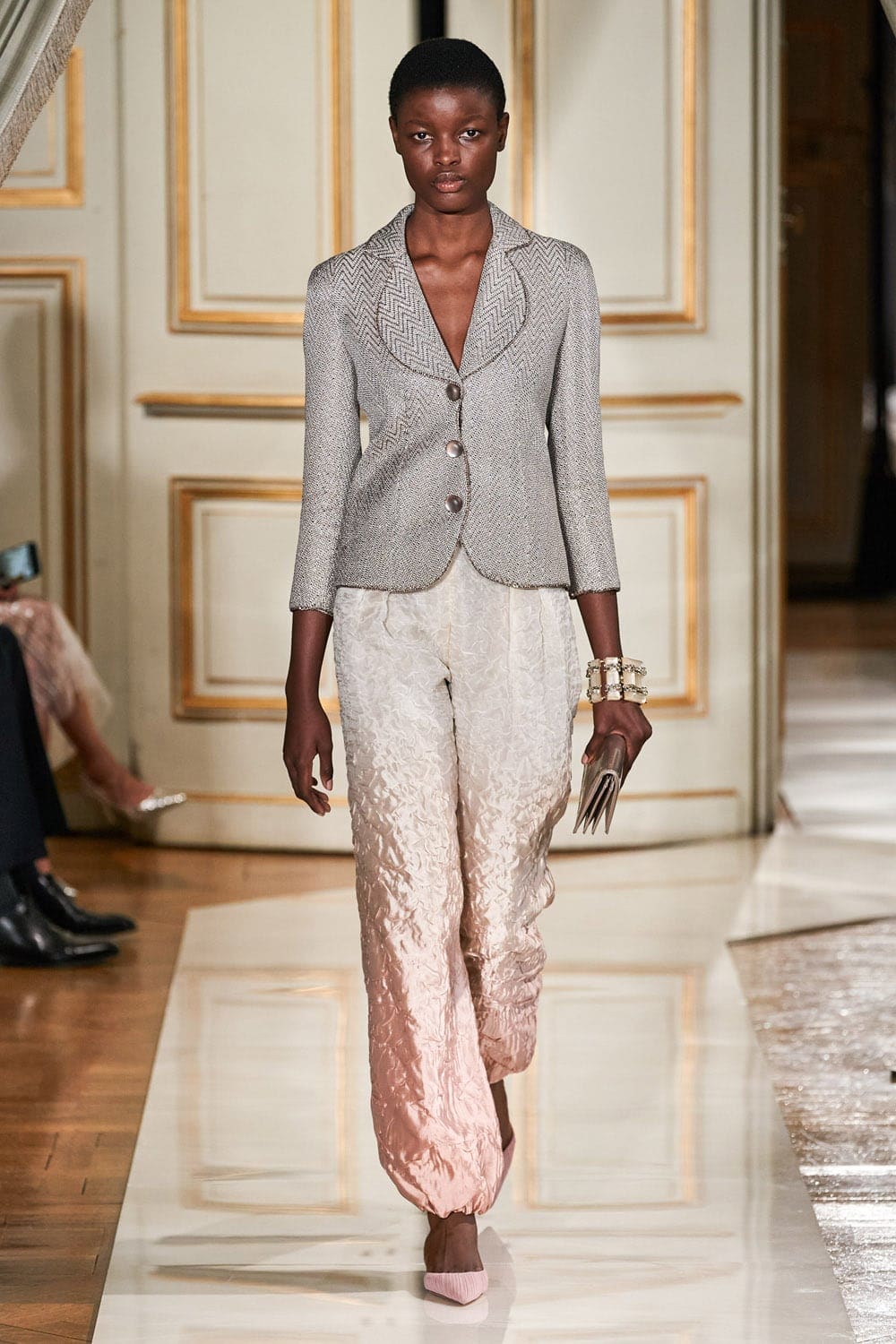 Giorgio Armani Privé Haute Couture Outono Inverno 2021-2022 por RUNWAY MAGAZINE