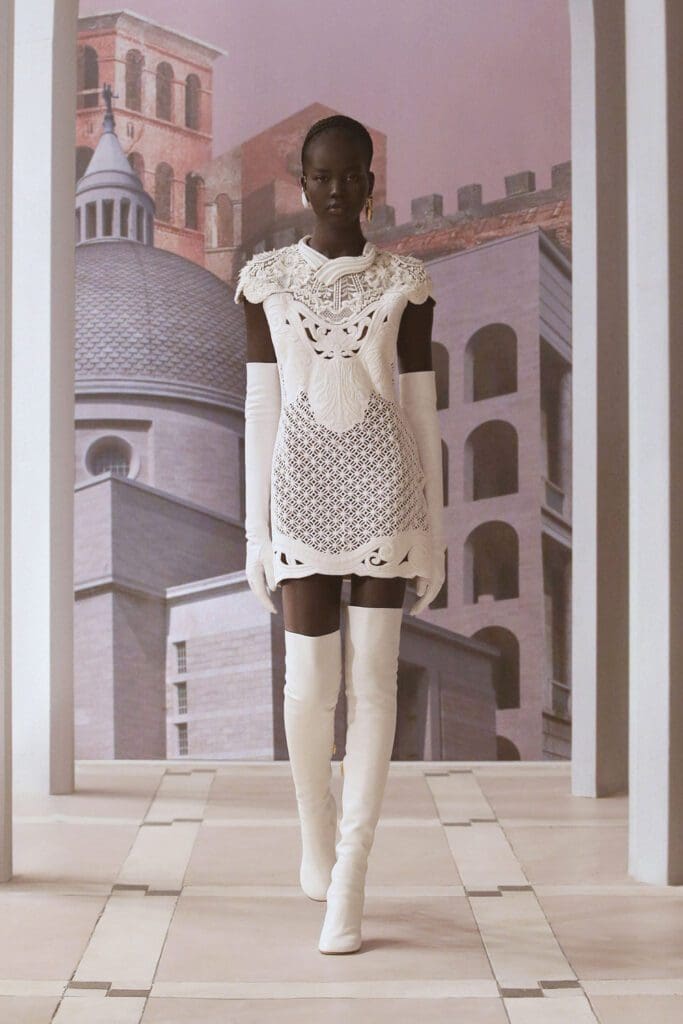 Fendi Haute Couture Automne Hiver 2021-2022 par RUNWAY MAGAZINE