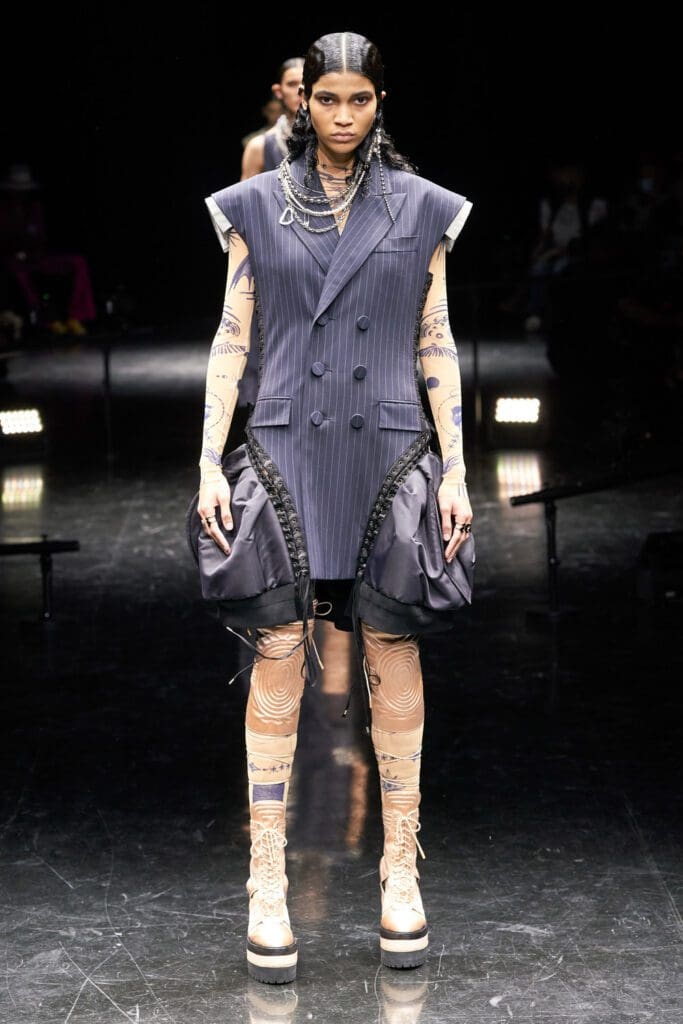 Jean Paul Gaultier x Sacai's Chitose Abe Couture Autunno Inverno 2021-2022 di RUNWAY MAGAZINE