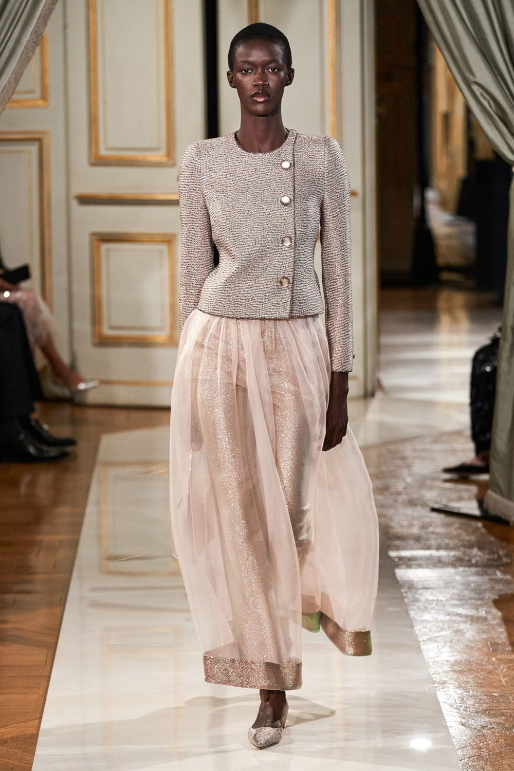 Giorgio Armani Privé Haute Couture Outono Inverno 2021-2022 por RUNWAY MAGAZINE