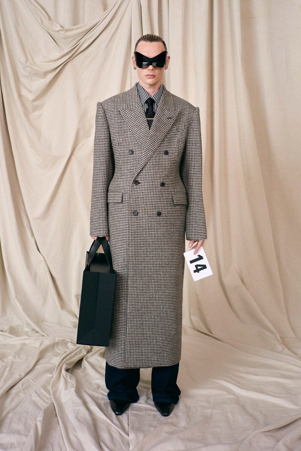 Balenciaga Haute Couture Autunno Inverno 2021-2022 by RUNWAY MAGAZINE