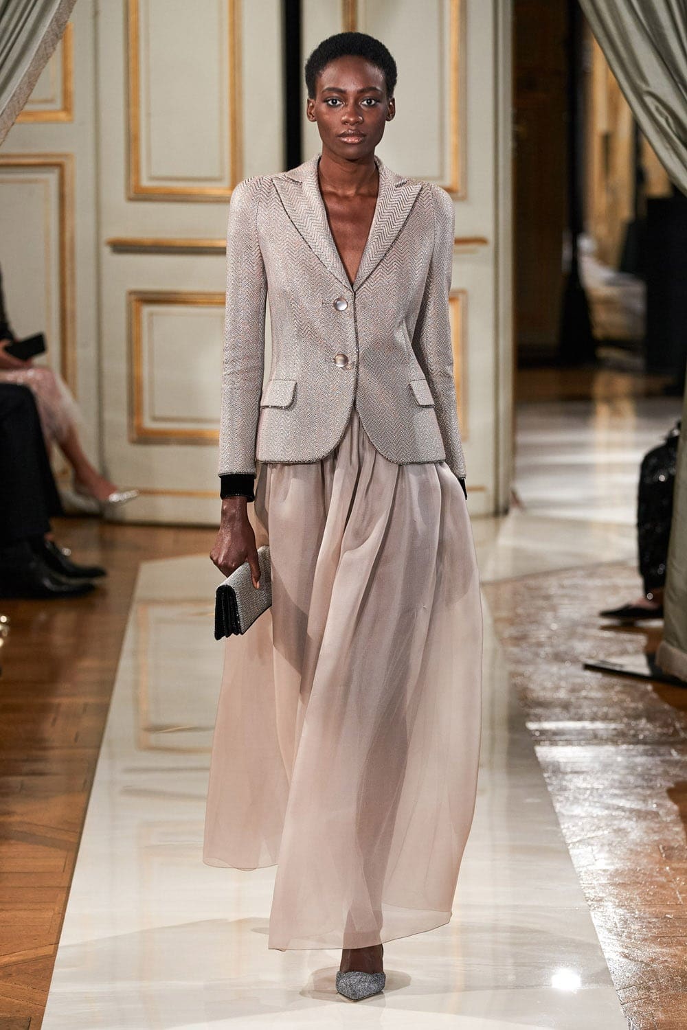 Giorgio Armani Privé Haute Couture Outono Inverno 2021-2022 por RUNWAY MAGAZINE
